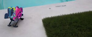 Eine Kinderschwimmweste neben einem Poolstuhl platziert.