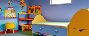 Ein Kinderzimmer mit bunten Möbeln und Spielzeug für 4-Jährige.