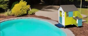 Ein Spielhaus neben einem Schwimmbad.