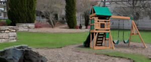 Ein Holzschaukelset im Hinterhof.