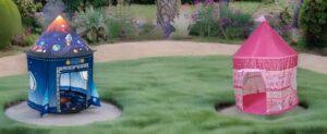 Zwei spielzelte nebeneinander in einem Garten.
(Garten, Zelte)