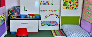 Ein Kinderzimmer mit bunten Wänden und Möbeln für 8-Jährige.