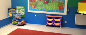 Eine bunte Spielzeugkammer für Kinder im Alter von fünf Jahren.