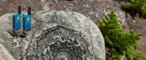 Walkie-Talkies auf einem Felsen platziert.