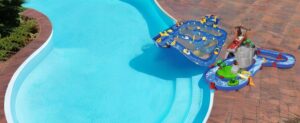Eine Luftaufnahme eines Schwimmbades mit Wasserbahn.