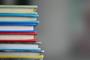Ein Stapel Bücher auf einem Tisch.